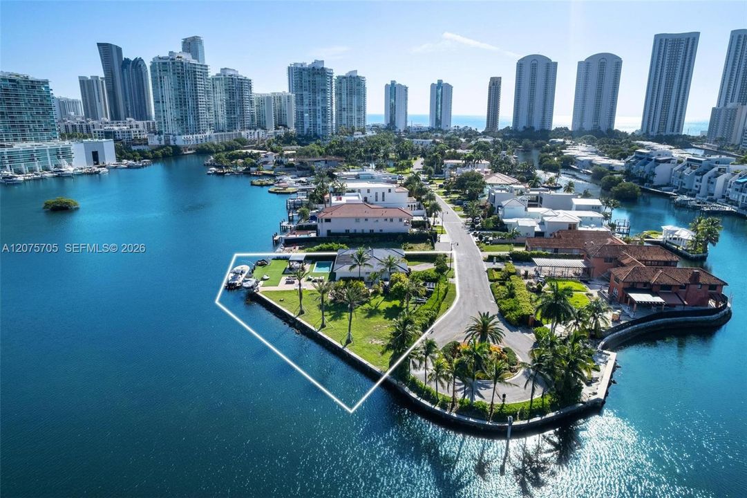 For Sale: $11,999,000 (4 beds, 3 baths, 2426 Square Feet)