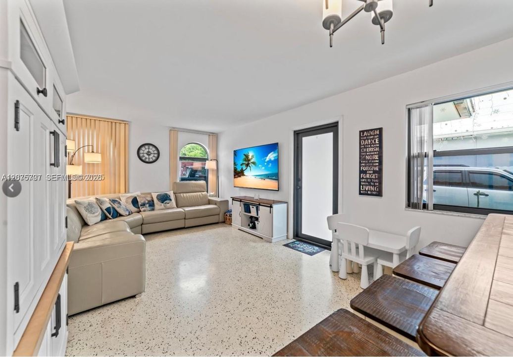 For Rent: $2,600 (2 beds, 1 baths, 2920 Square Feet)