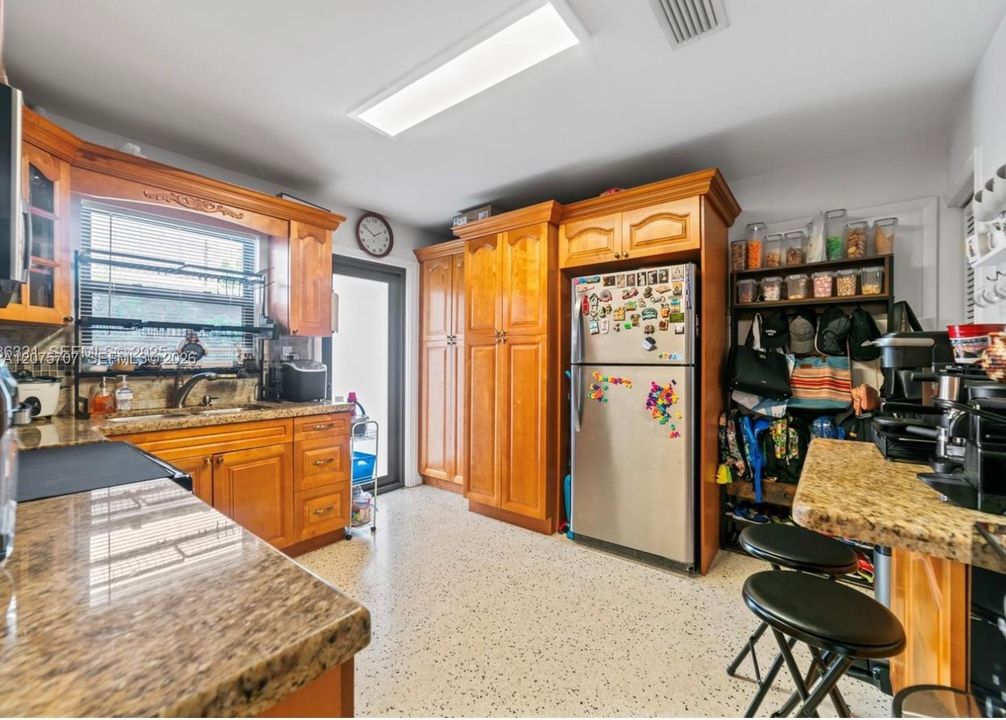 For Rent: $2,600 (2 beds, 1 baths, 2920 Square Feet)