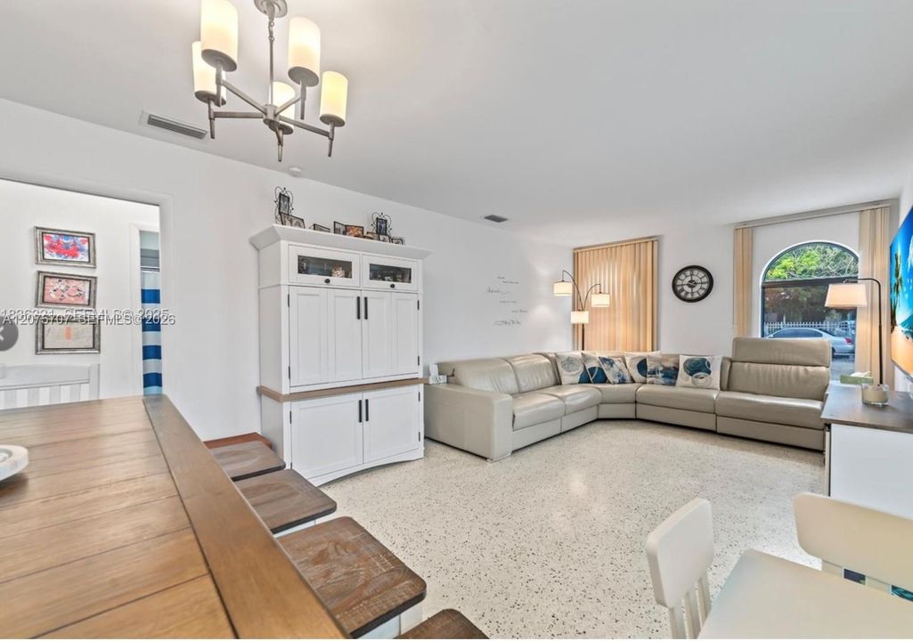 For Rent: $2,600 (2 beds, 1 baths, 2920 Square Feet)