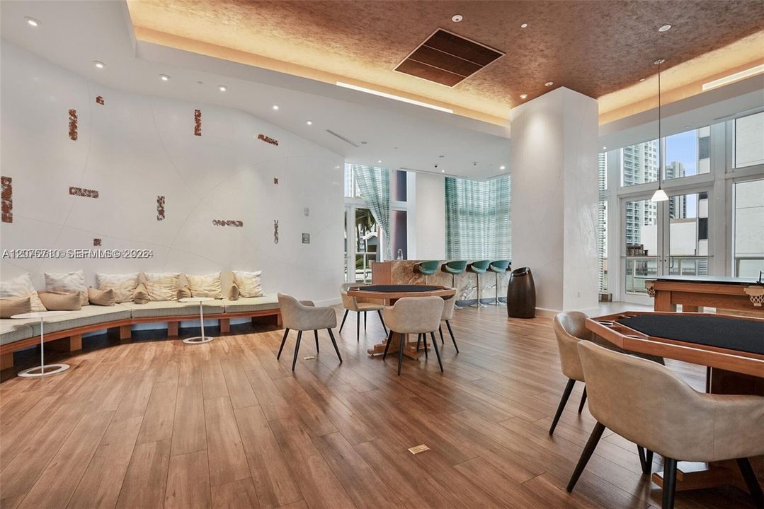 LOUNGE