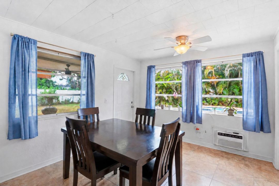 08_Dining_with_Pool_View