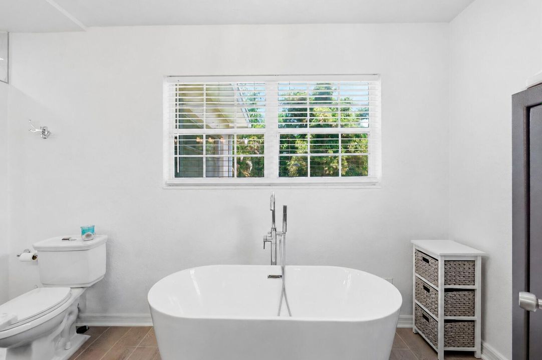 12_Primary_Bath_Soaking_Tub