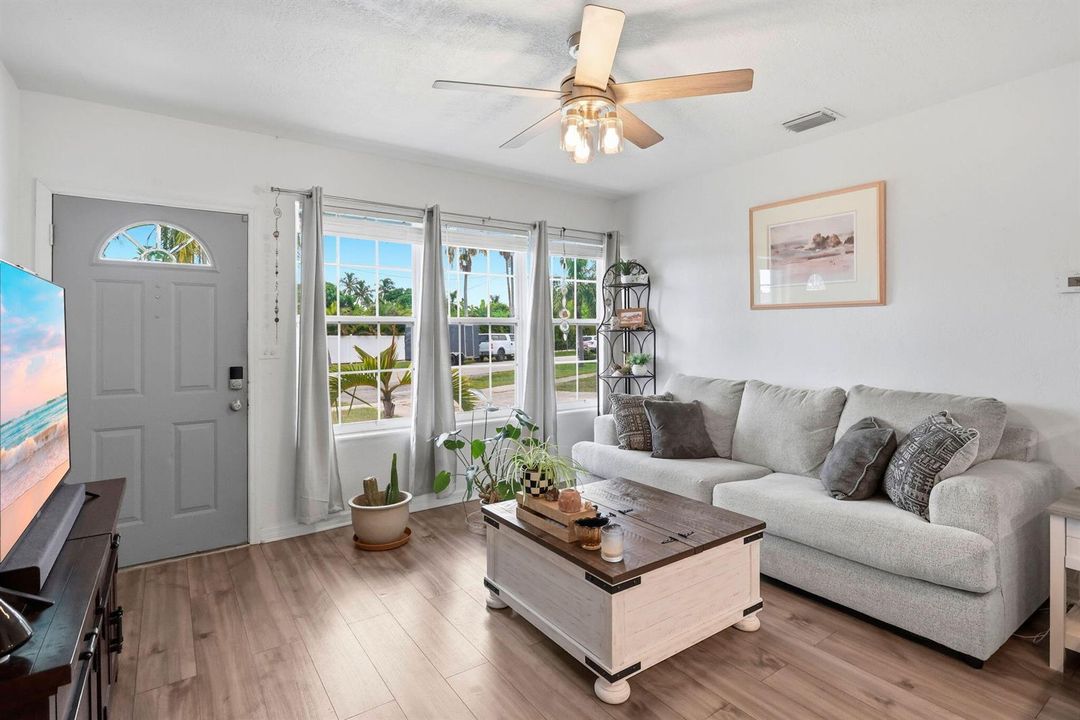 03_Living_Room_to_Entry