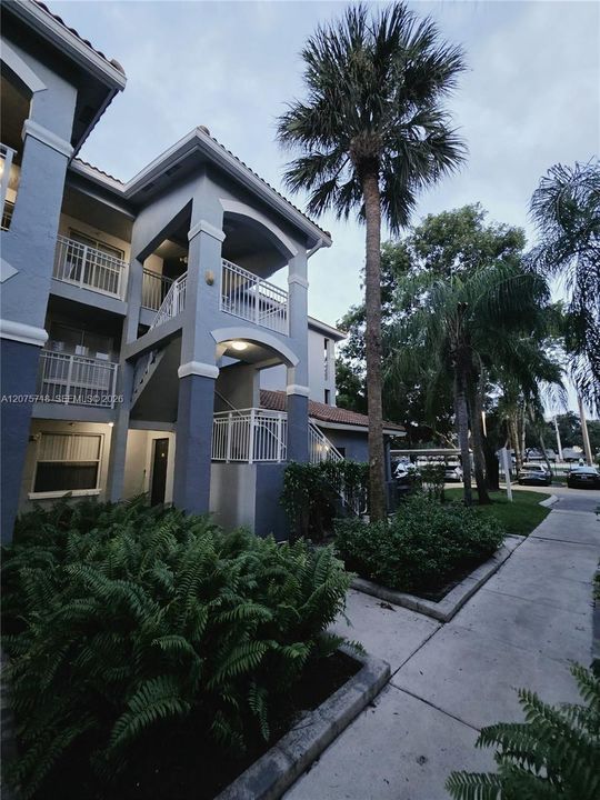 For Rent: $2,400 (2 beds, 2 baths, 1091 Square Feet)
