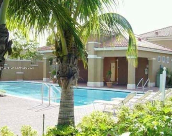 For Rent: $2,700 (2 beds, 2 baths, 980 Square Feet)