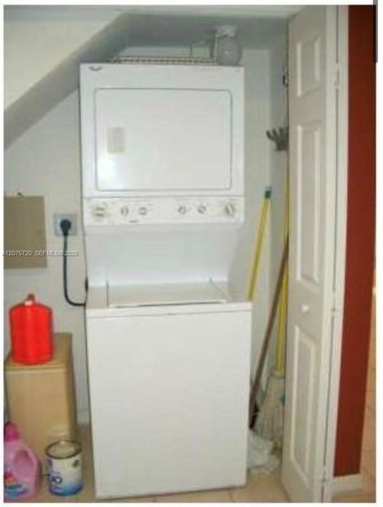 For Rent: $2,700 (2 beds, 2 baths, 980 Square Feet)