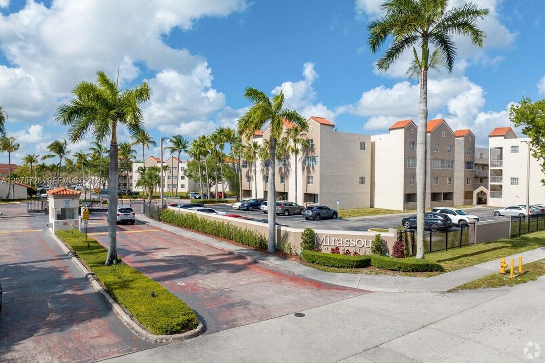 For Rent: $1,800 (1 beds, 1 baths, 749 Square Feet)