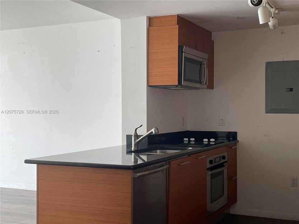 For Rent: $2,750 (1 beds, 1 baths, 845 Square Feet)