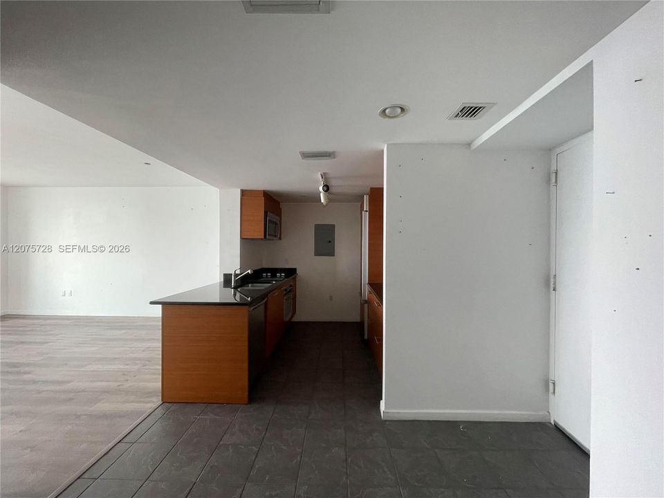 For Rent: $2,750 (1 beds, 1 baths, 845 Square Feet)