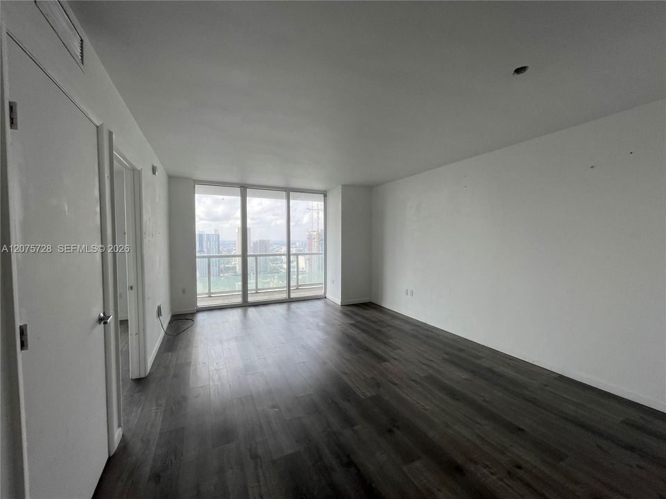 For Rent: $2,750 (1 beds, 1 baths, 845 Square Feet)