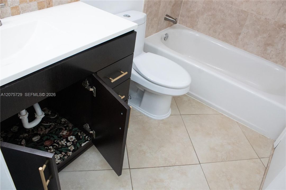 На продажу: $249,000 (1 спален, 1 ванн, 712 Квадратных фут)