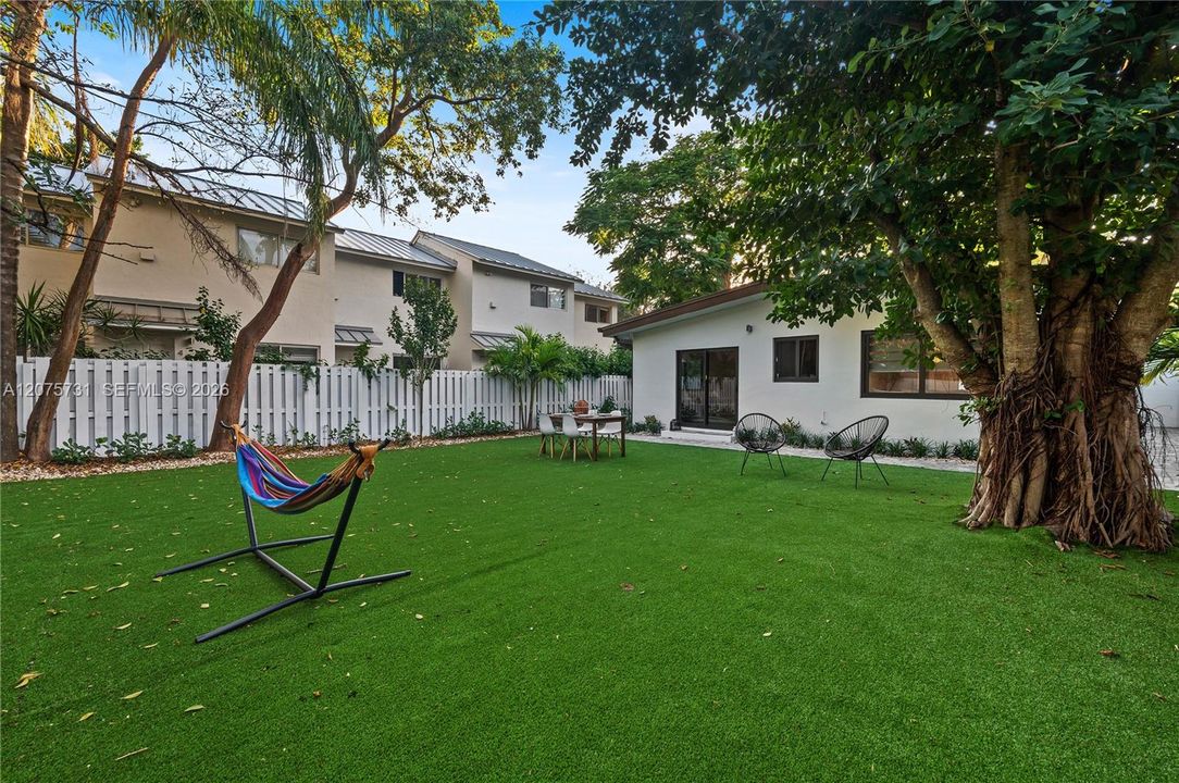 For Rent: $6,895 (2 beds, 2 baths, 1389 Square Feet)