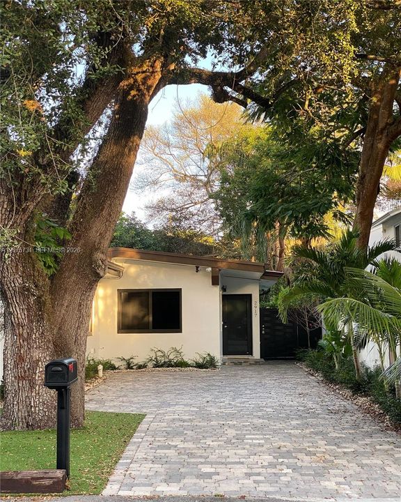 For Rent: $6,895 (2 beds, 2 baths, 1389 Square Feet)