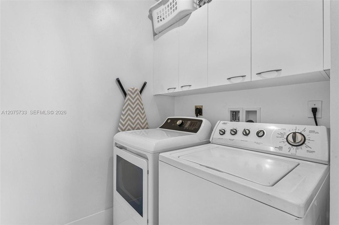 Activo con contrato: $12,500 (3 camas, 3 baños, 2327 Pies cuadrados)