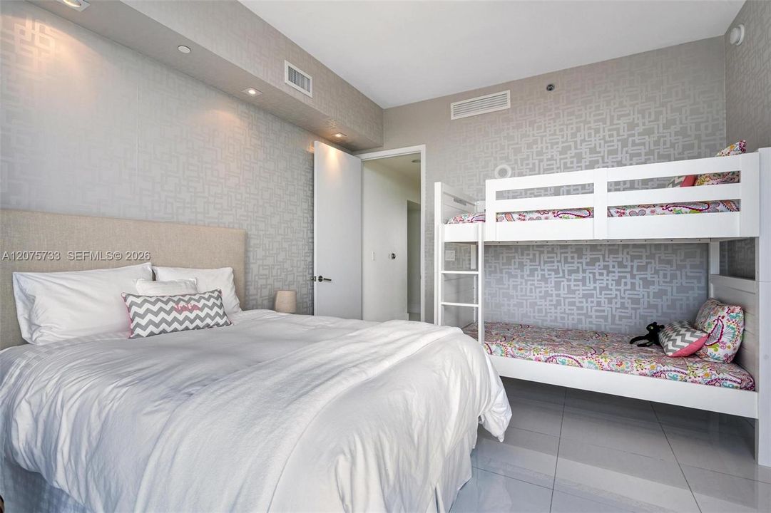 Activo con contrato: $12,500 (3 camas, 3 baños, 2327 Pies cuadrados)