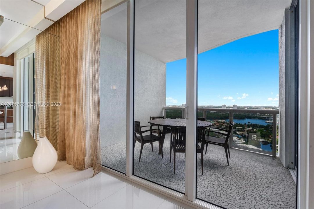 Activo con contrato: $12,500 (3 camas, 3 baños, 2327 Pies cuadrados)
