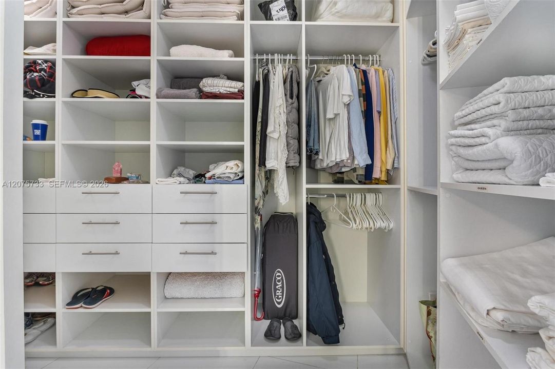 Activo con contrato: $12,500 (3 camas, 3 baños, 2327 Pies cuadrados)