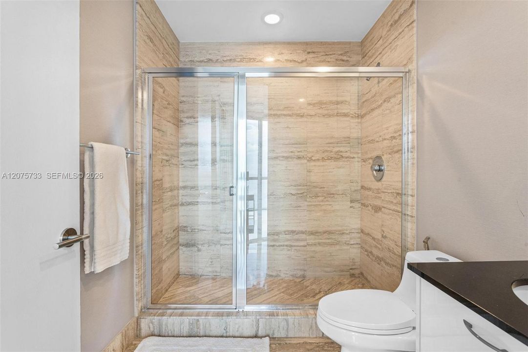 Activo con contrato: $12,500 (3 camas, 3 baños, 2327 Pies cuadrados)