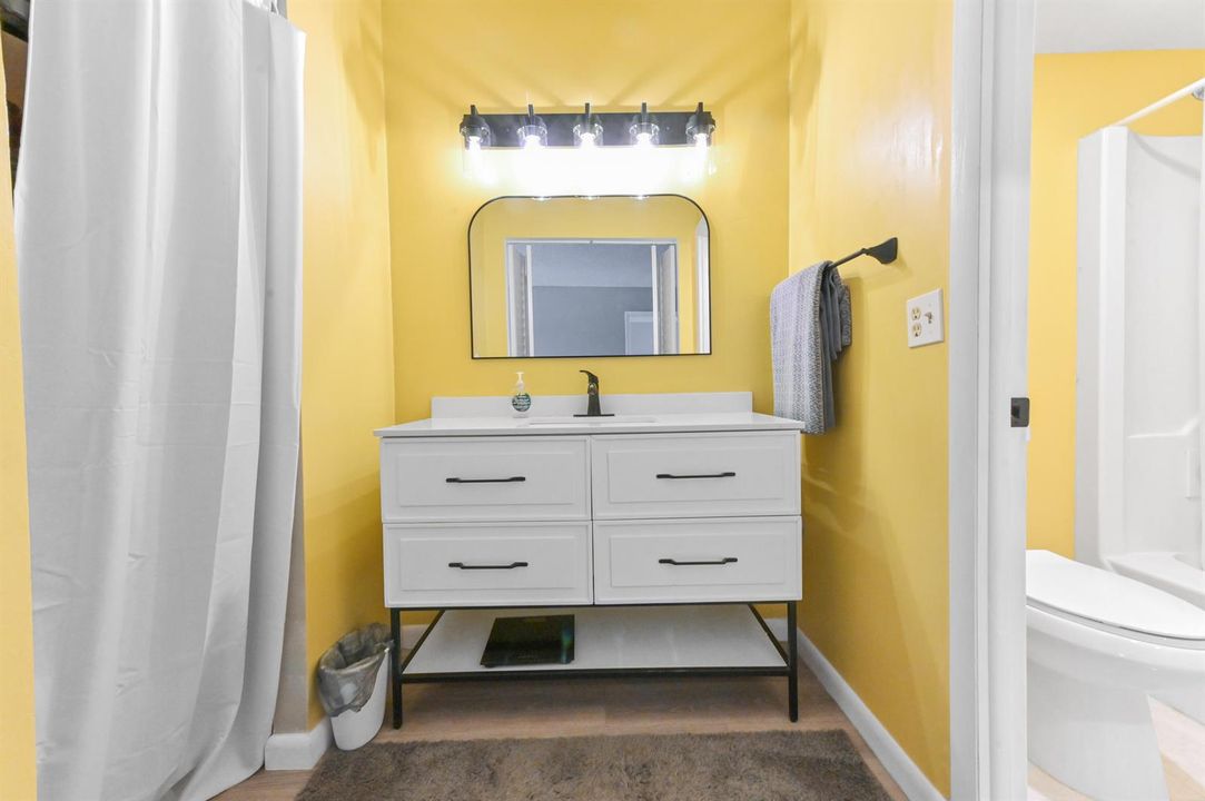 18 Bathroom 01