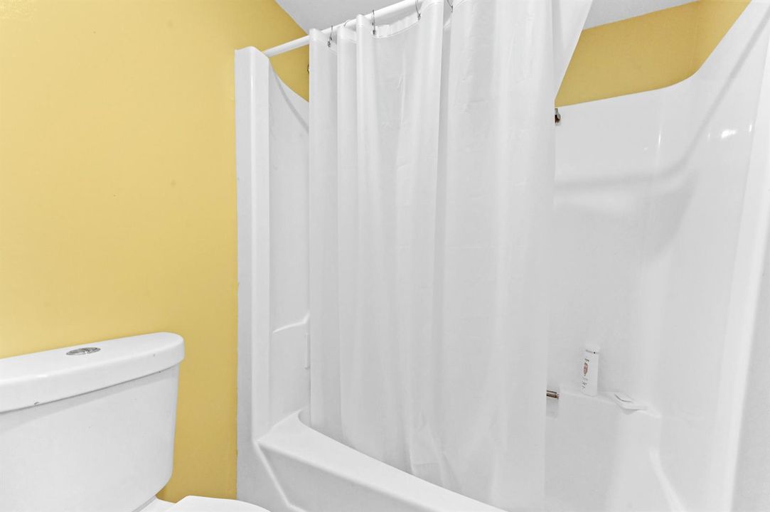 17 Bathroom 01