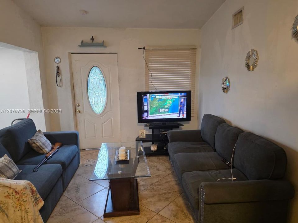 For Sale: $435,000 (3 beds, 2 baths, 844 Square Feet)