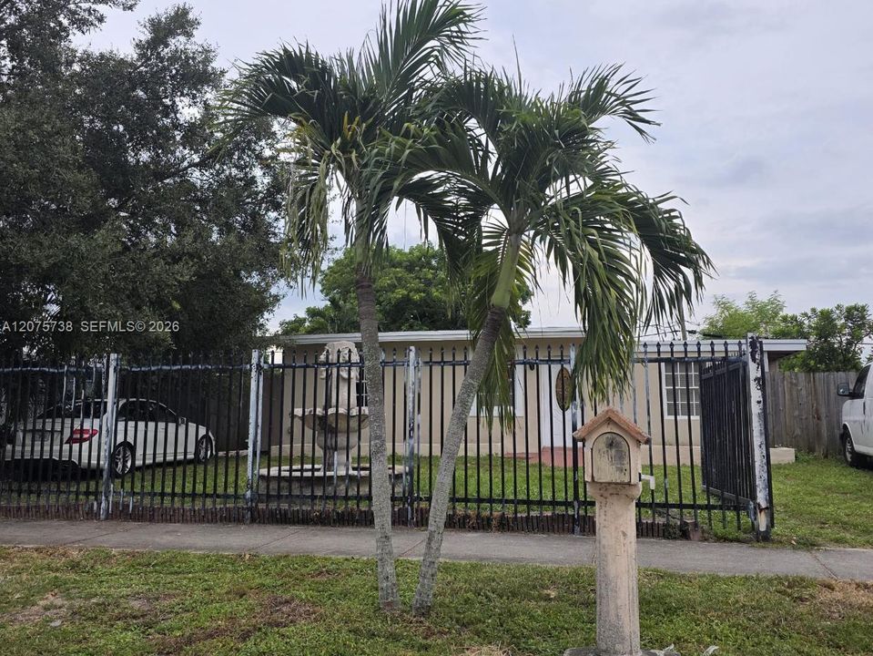 For Sale: $435,000 (3 beds, 2 baths, 844 Square Feet)