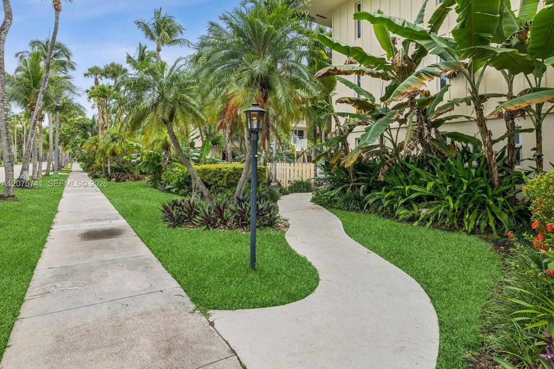 For Sale: $459,000 (1 beds, 1 baths, 608 Square Feet)