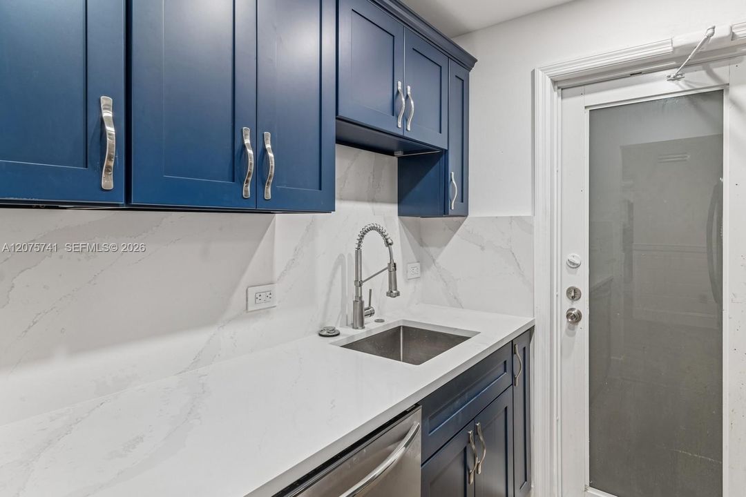 For Sale: $459,000 (1 beds, 1 baths, 608 Square Feet)