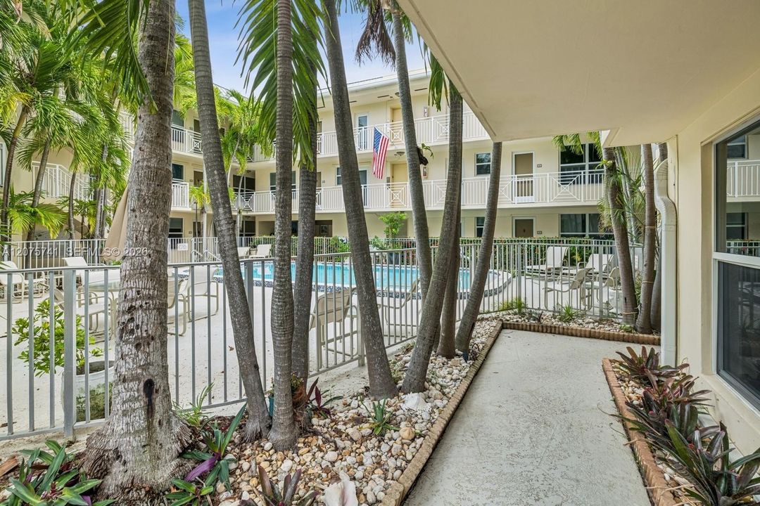 For Sale: $459,000 (1 beds, 1 baths, 608 Square Feet)