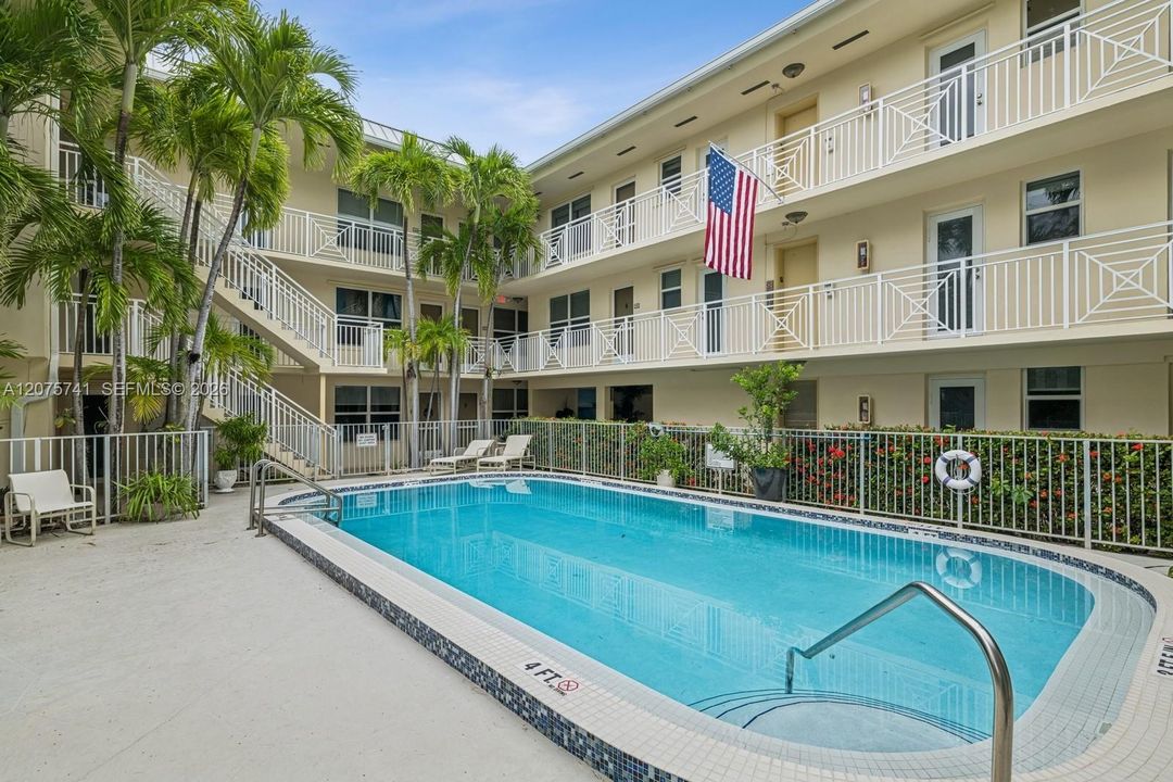 For Sale: $459,000 (1 beds, 1 baths, 608 Square Feet)