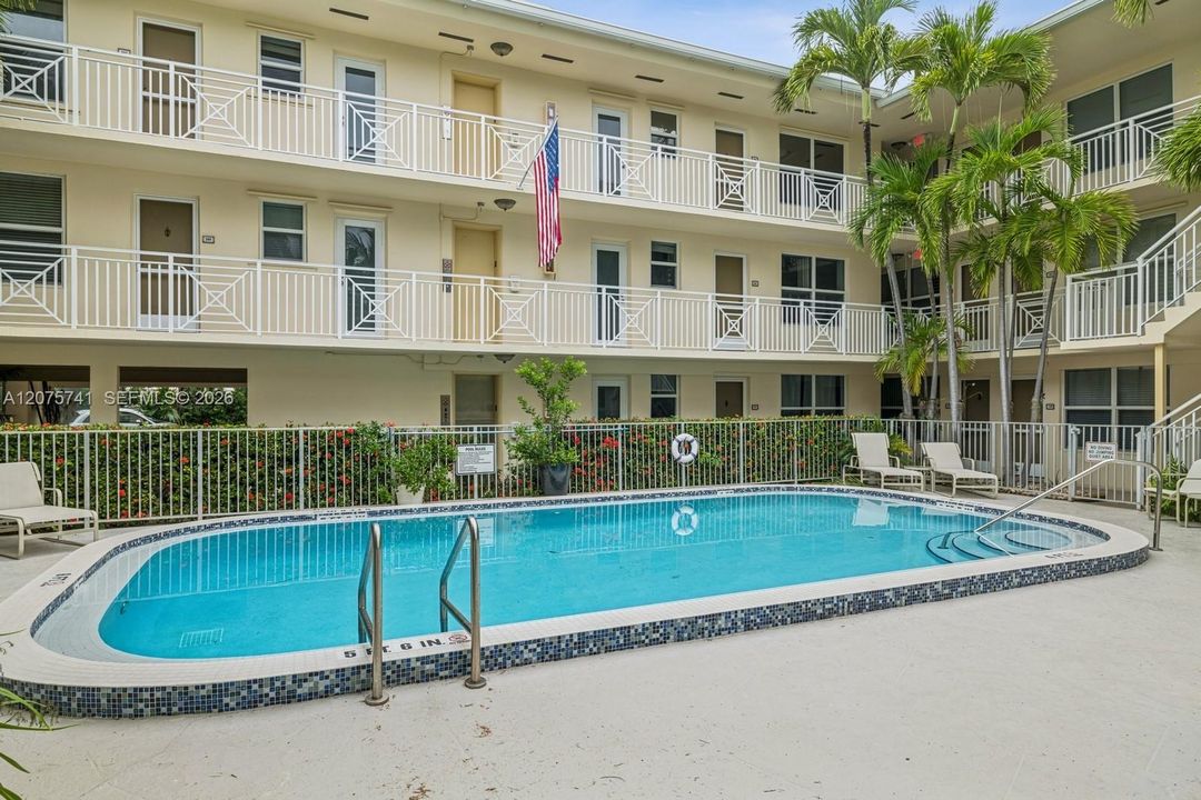 For Sale: $459,000 (1 beds, 1 baths, 608 Square Feet)
