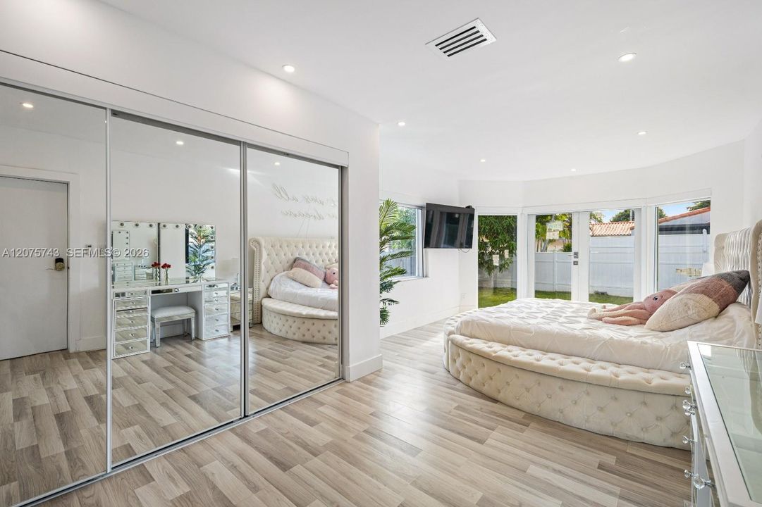 For Sale: $890,000 (3 beds, 2 baths, 2005 Square Feet)