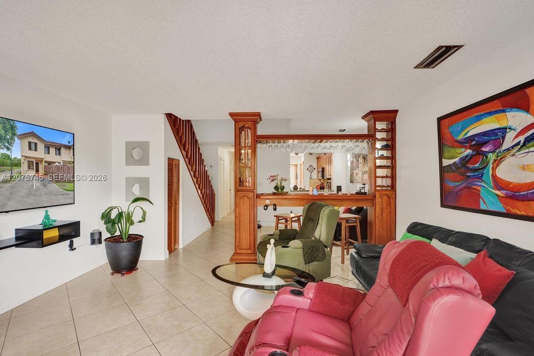 En Venta: $355,000 (2 camas, 2 baños, 1300 Pies cuadrados)