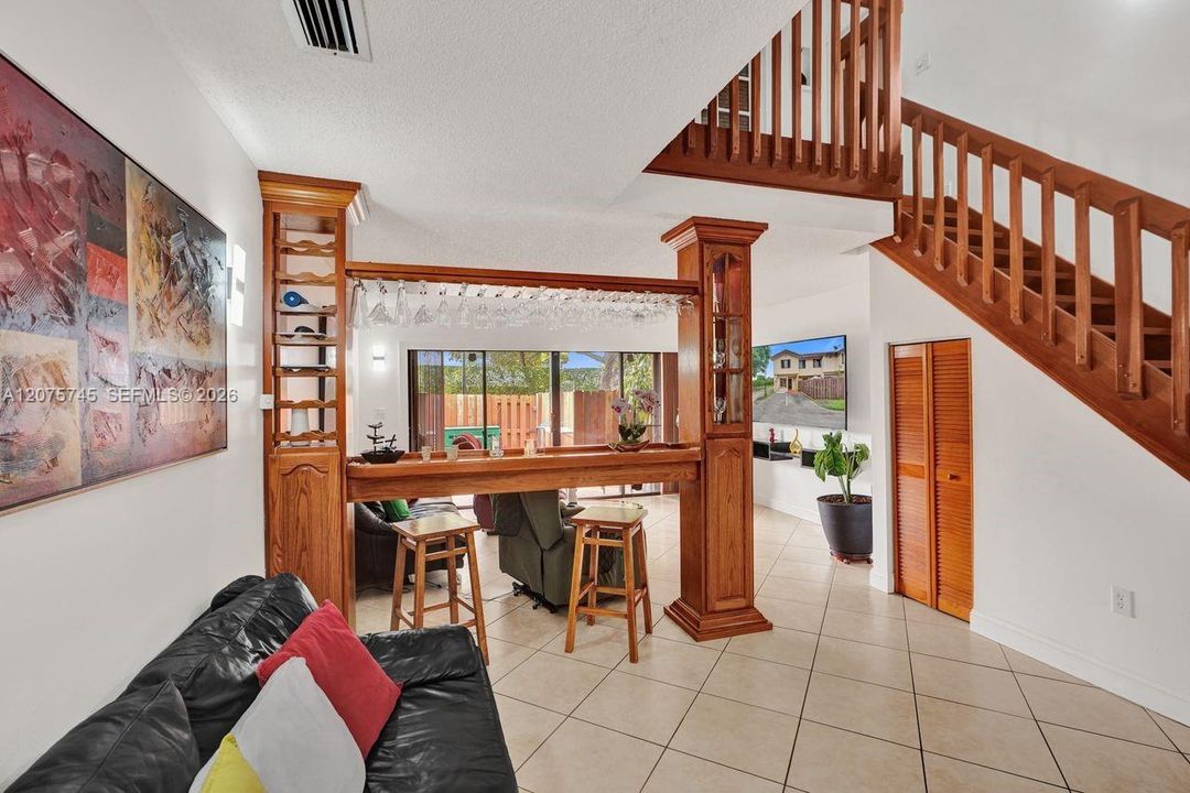 En Venta: $355,000 (2 camas, 2 baños, 1300 Pies cuadrados)