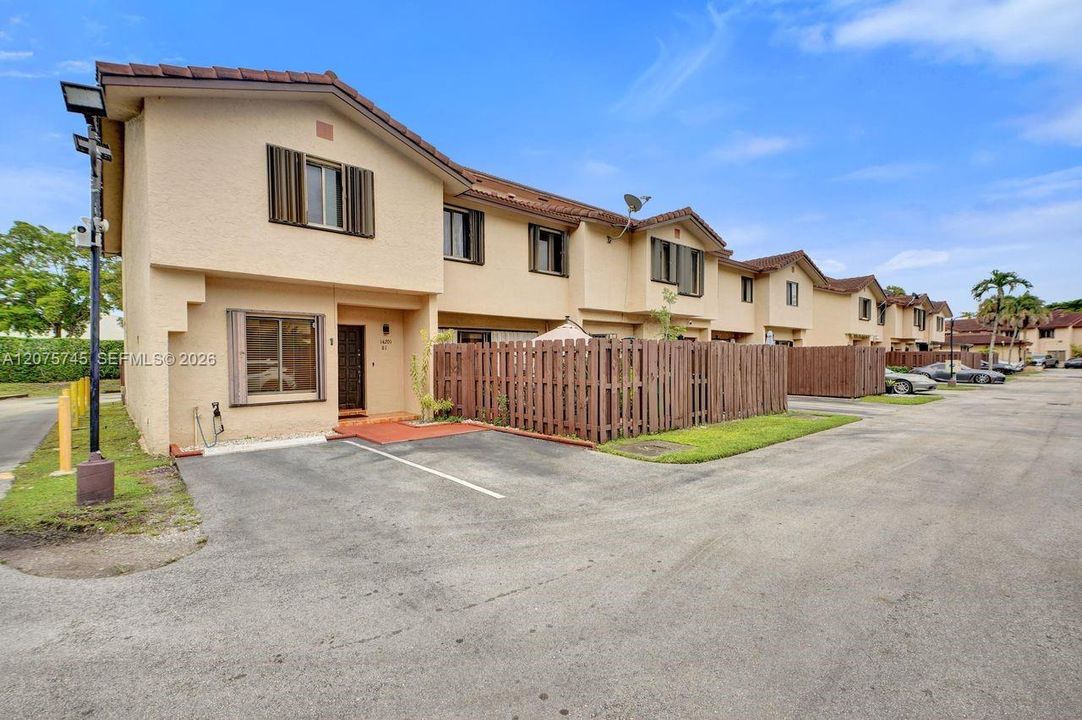 En Venta: $355,000 (2 camas, 2 baños, 1300 Pies cuadrados)