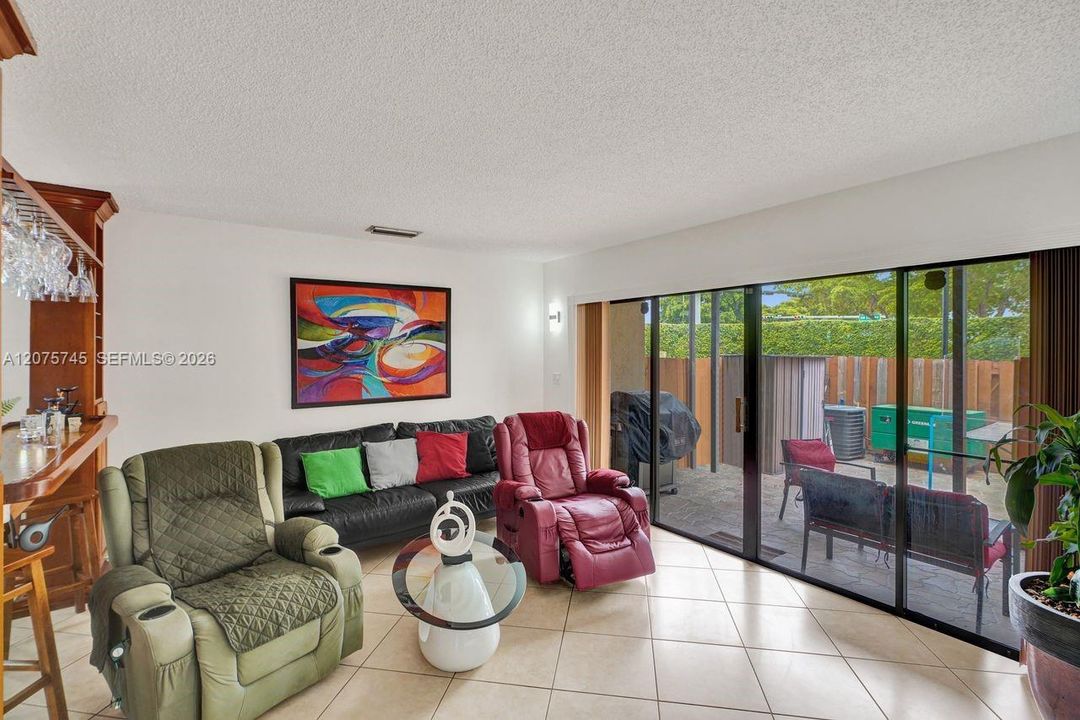 En Venta: $355,000 (2 camas, 2 baños, 1300 Pies cuadrados)