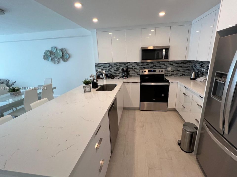 For Sale: $540,000 (1 beds, 2 baths, 910 Square Feet)