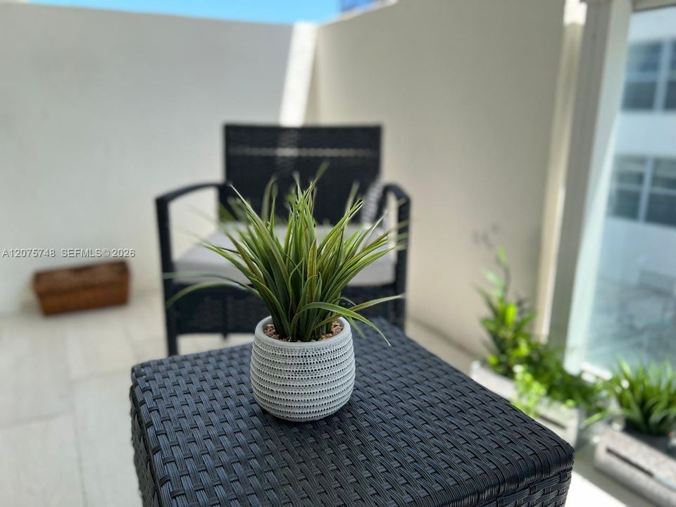 For Sale: $540,000 (1 beds, 2 baths, 910 Square Feet)