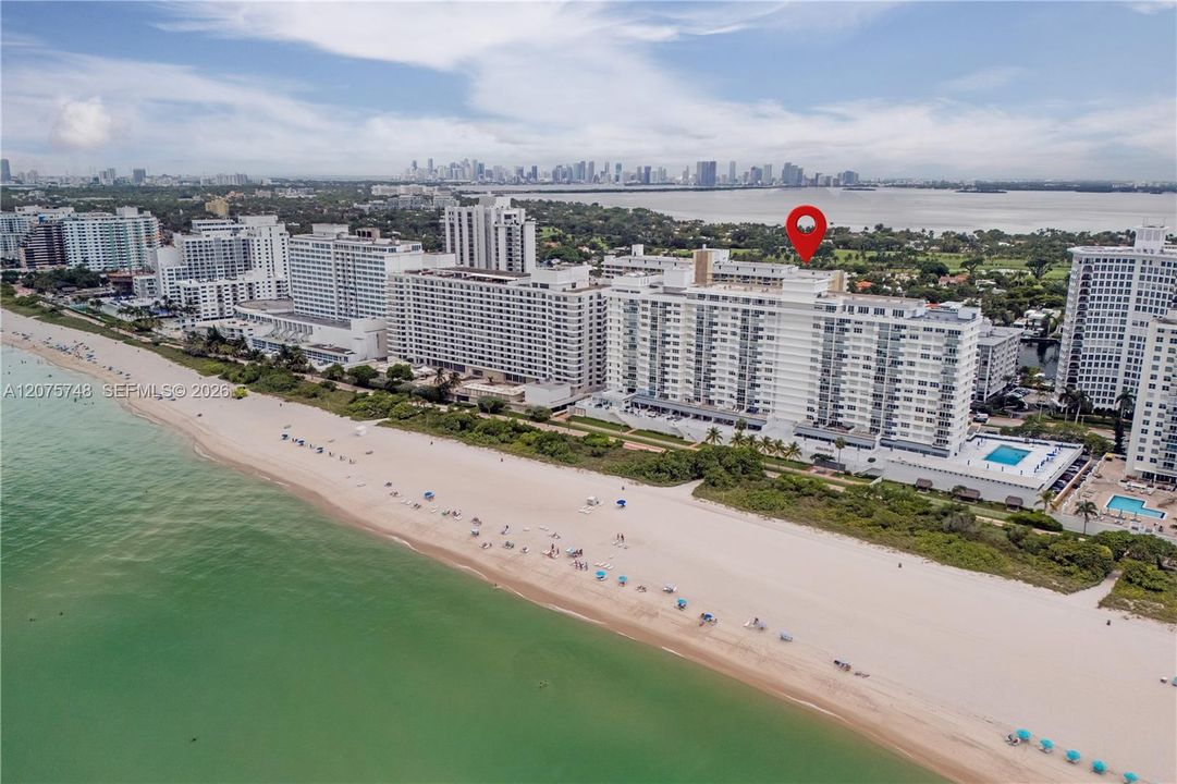 For Sale: $540,000 (1 beds, 2 baths, 910 Square Feet)