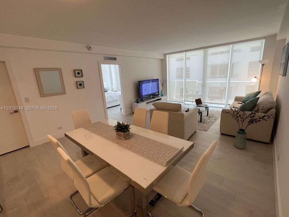 For Sale: $540,000 (1 beds, 2 baths, 910 Square Feet)