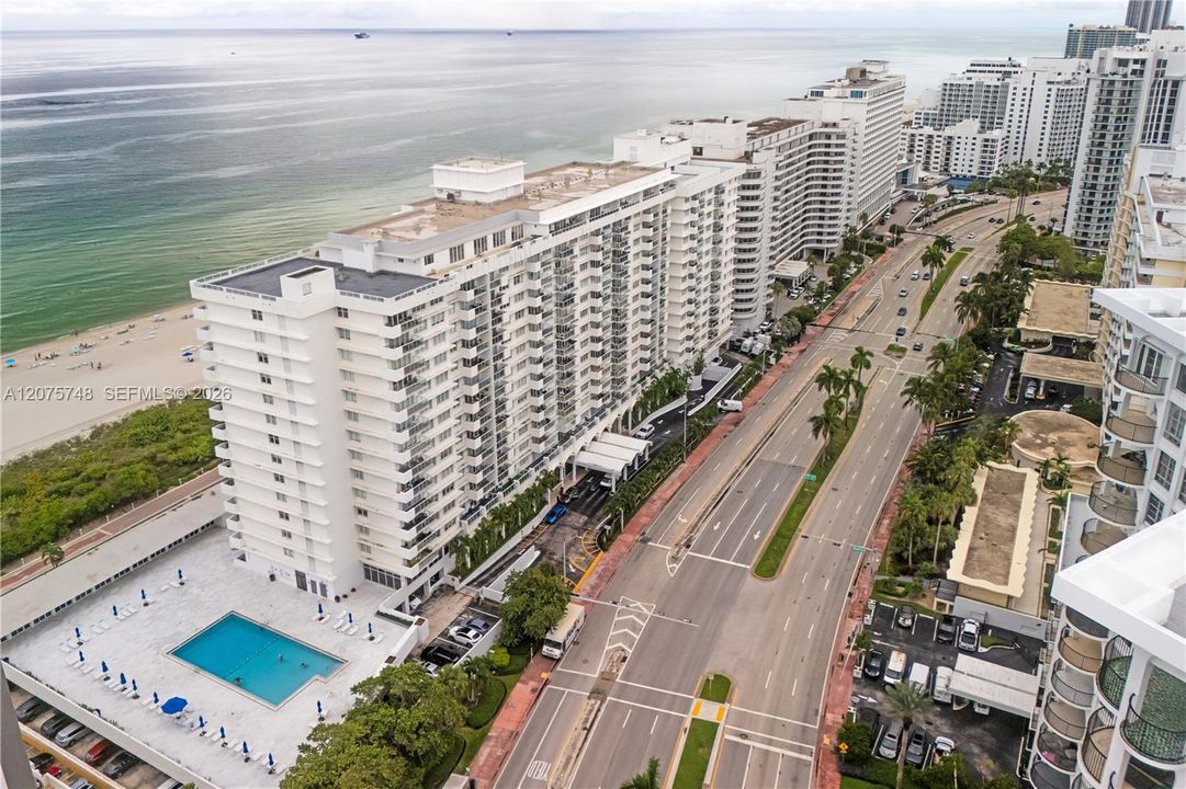 For Sale: $540,000 (1 beds, 2 baths, 910 Square Feet)