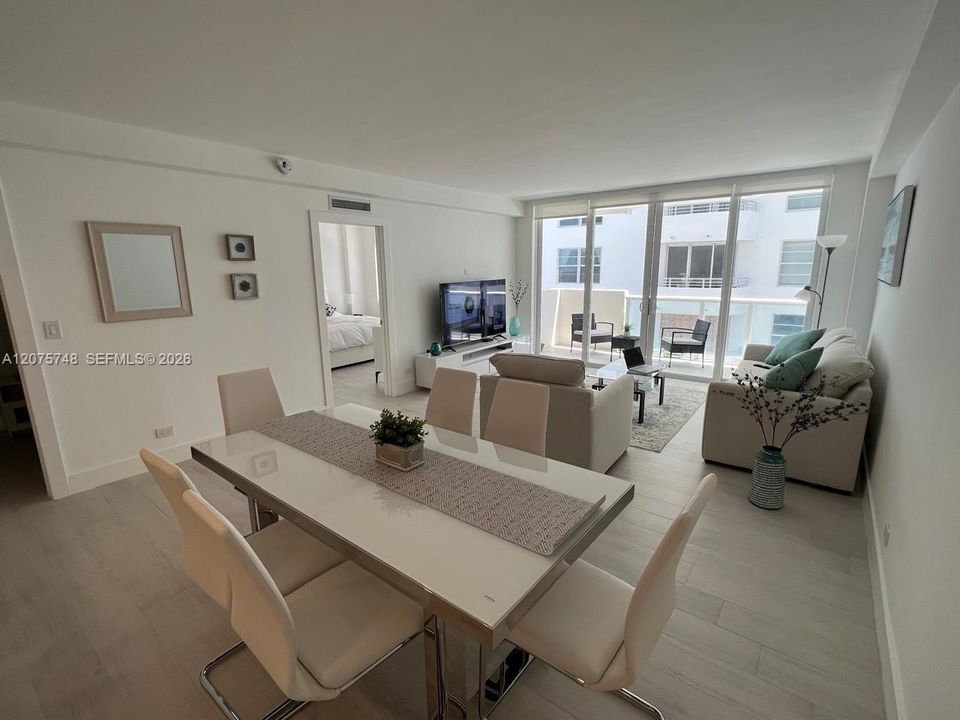 For Sale: $540,000 (1 beds, 2 baths, 910 Square Feet)