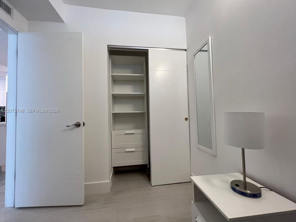 For Sale: $540,000 (1 beds, 2 baths, 910 Square Feet)