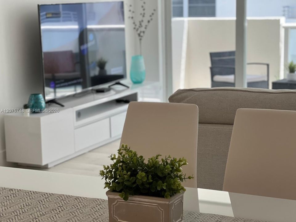 For Sale: $540,000 (1 beds, 2 baths, 910 Square Feet)