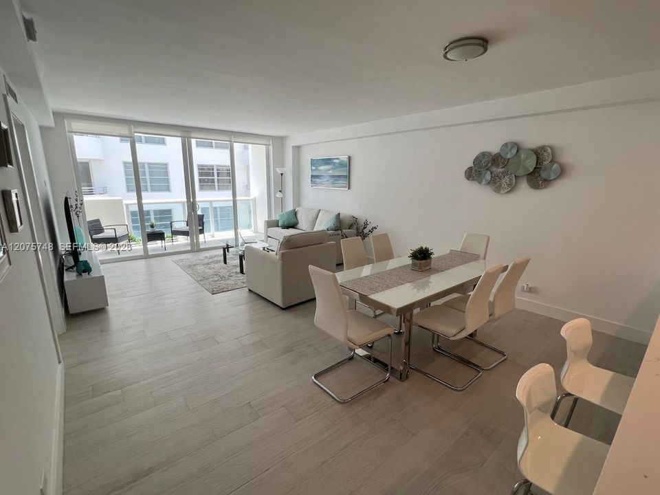 For Sale: $540,000 (1 beds, 2 baths, 910 Square Feet)