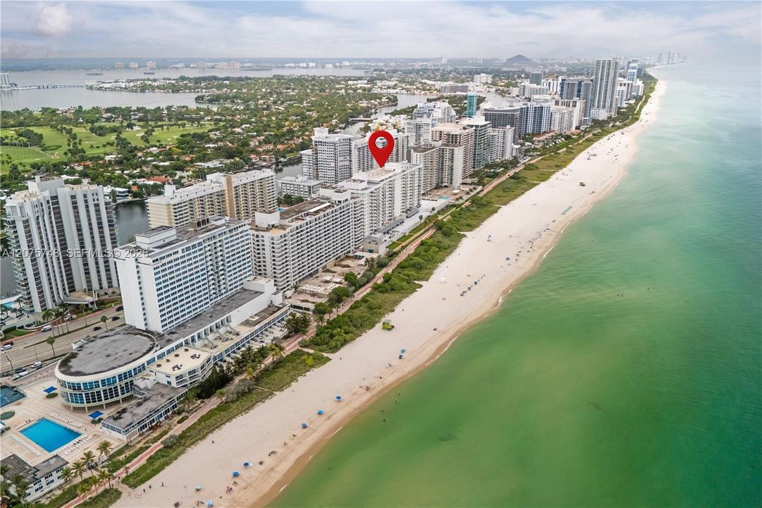 For Sale: $540,000 (1 beds, 2 baths, 910 Square Feet)