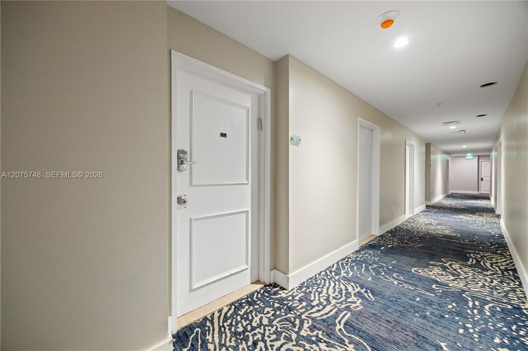 For Sale: $540,000 (1 beds, 2 baths, 910 Square Feet)