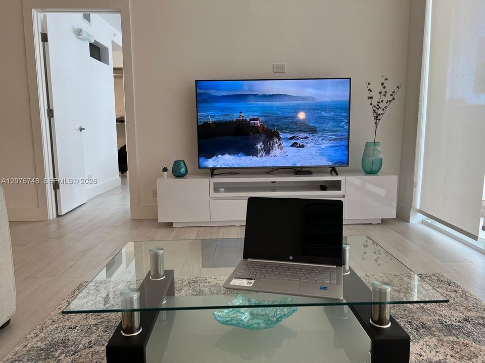 For Sale: $540,000 (1 beds, 2 baths, 910 Square Feet)