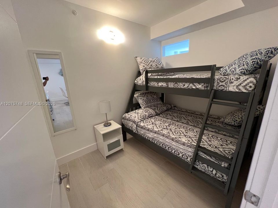 For Sale: $540,000 (1 beds, 2 baths, 910 Square Feet)